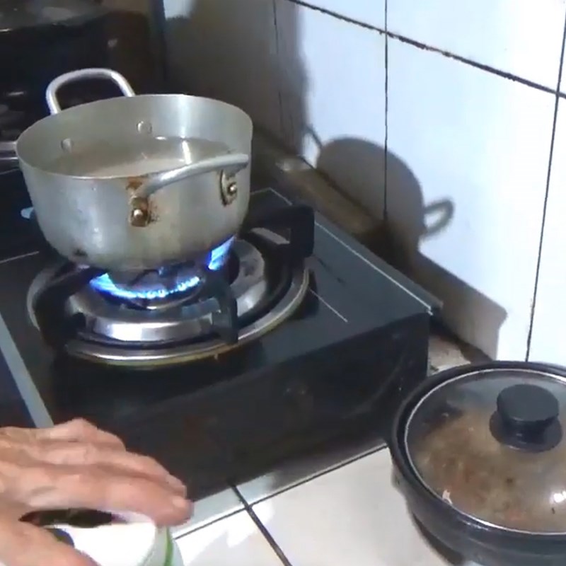Cách làm ớt ngâm muối và nước muối giòn ngon để lâu không hư