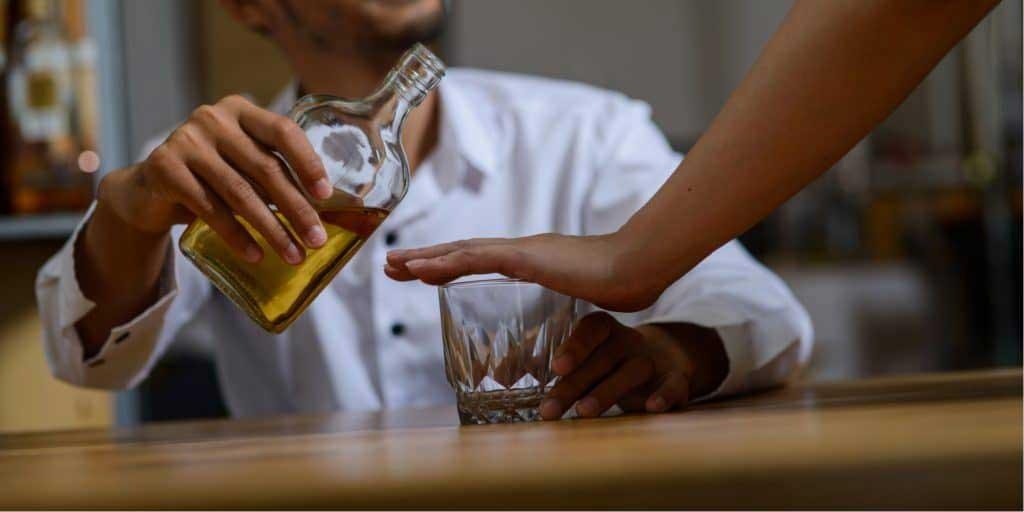 Nên ăn gì sau khi uống rượu để nhanh tỉnh?