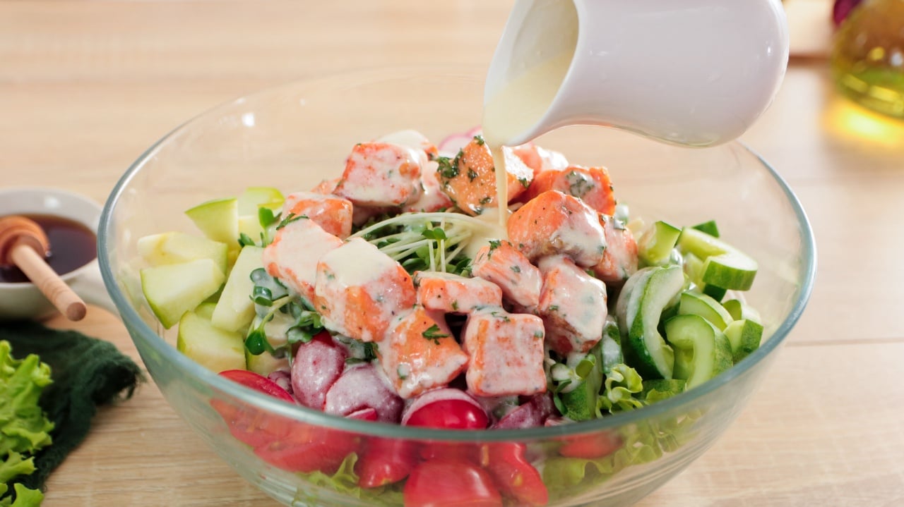 Hướng dẫn cách làm salad cá hồi ngon đúng điệu