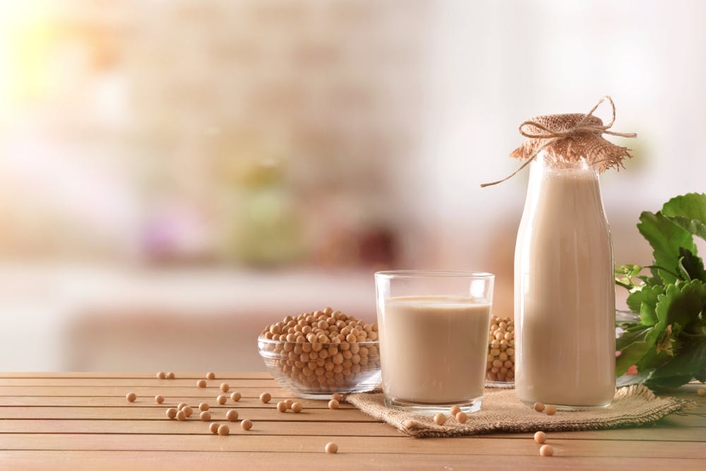 Sữa đậu nành là gì? Phụ nữ có nên uống nhiều sữa đậu nành không?