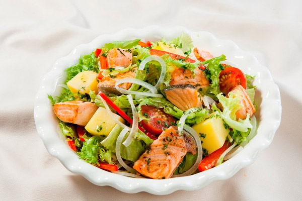 Hướng dẫn cách làm salad cá hồi ngon đúng điệu