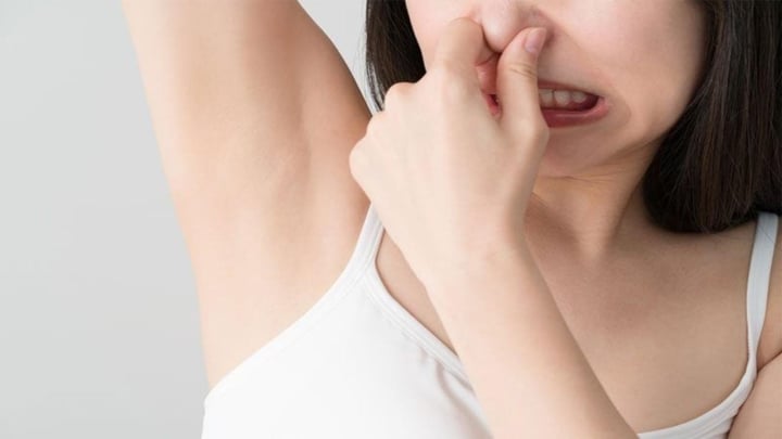 Nguyên nhân nào khiến nách có mùi hôi chua?