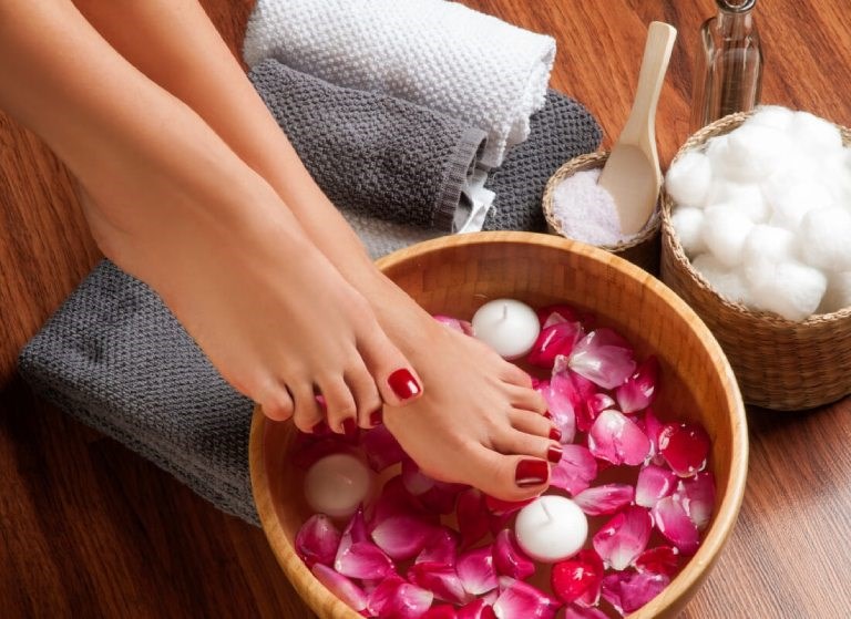 Có nên ngâm chân nước nóng trước khi ngủ?