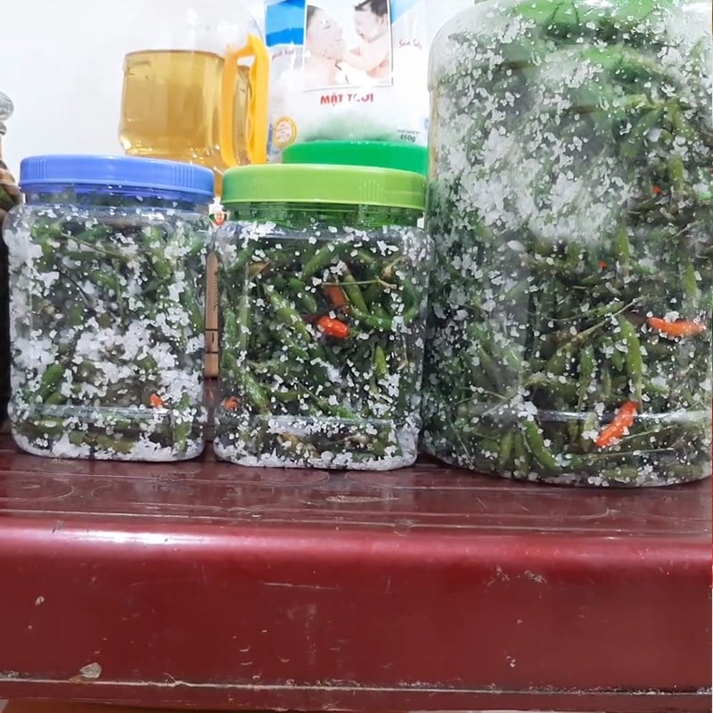 Cách làm ớt ngâm muối và nước muối giòn ngon để lâu không hư
