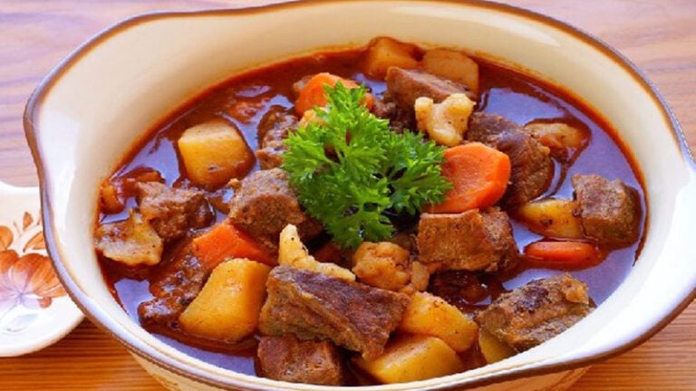 4 Cách nấu bò sốt vang ăn bánh mì ngon và dễ làm tại nhà