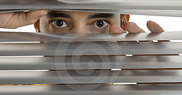 Voyeu là gì? Voyeur là gì? Ý nghĩa của voyeur trong tiếng Anh là gì?
