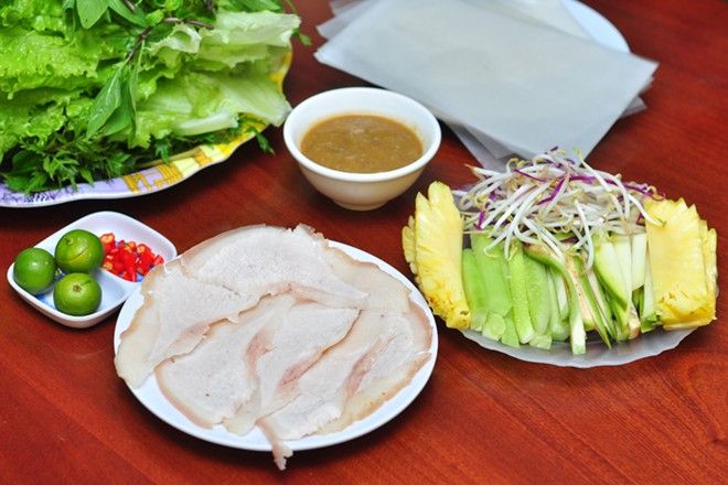 Thịt heo hai đầu da cuộn bánh tráng chấm mắm nêm