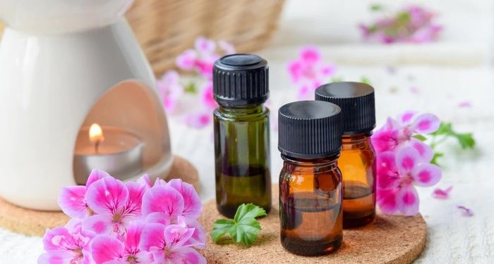 Tinh dầu phong lữ có tác dụng gì theo kinh nghiệm dân gian