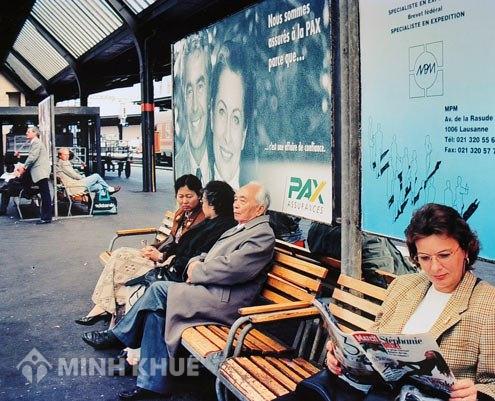 Tướng Giáp ngồi chờ tàu ở ga Geneva để đến Zurich (Thụy Sĩ) năm 1996. 