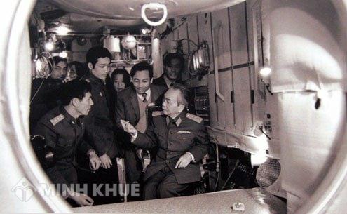 Tháng 7/1980, Đại tướng cùng anh hùng Phạm Tuân (ngoài cùng bên trái) thăm Trung tâm Huấn luyện Gagarin ở Liên Xô