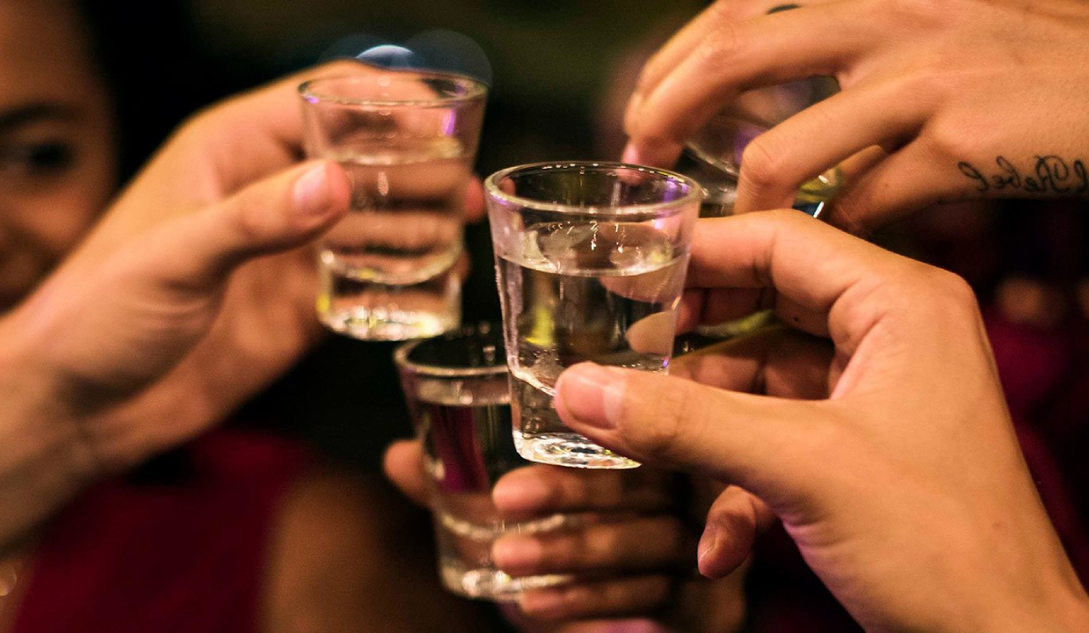 Nên ăn gì trước khi uống rượu để không bị say ?