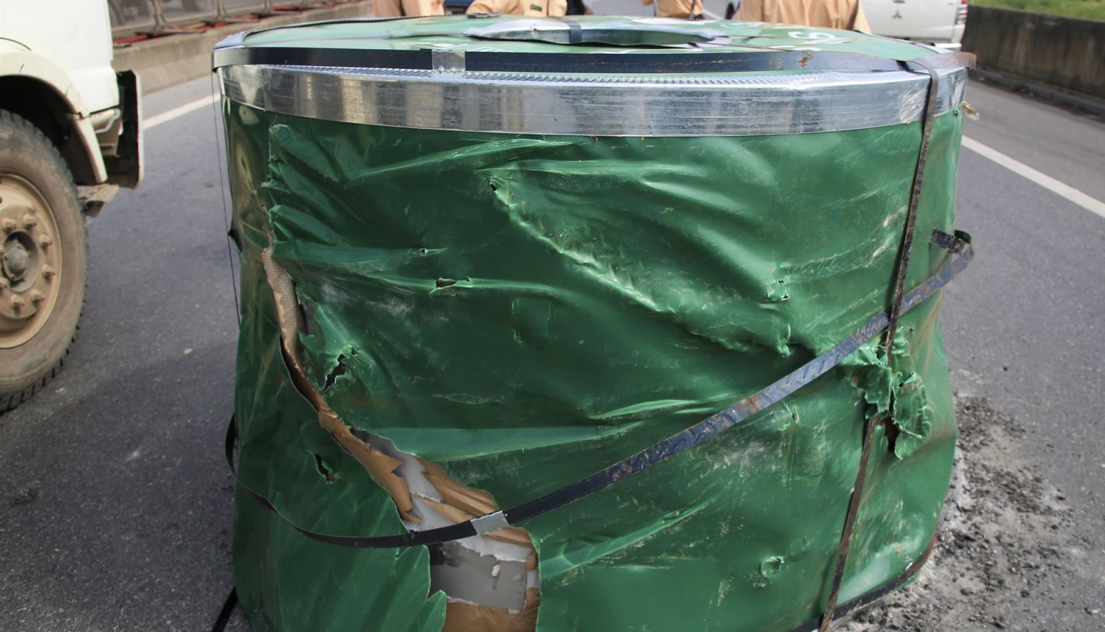 Xe container chở thép cuộn bị rơi xuống đường có bị xử phạt?