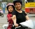 Tại sao không bắt buộc trẻ em dưới 14 tuổi đội mũ bảo hiểm?