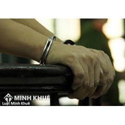 Phân biệt tội trộm cắp và tội cướp giật tài sản? Có được phòng vệ khi bị trộm tấn công?