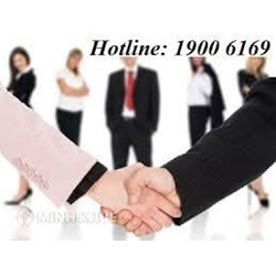 Công ty giữ văn bằng gốc là đúng hay sai ?