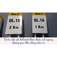 Vị trí đặt cột kilômét theo chiều cắt ngang đường qua khu đông dân cư
