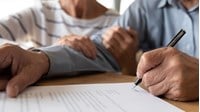 Có được phép bán đất khi đã lập di chúc cho con không?