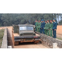 Nhóm nghề sửa chữa xe xích kéo pháo và khí tài quân sự có mấy bậc trình độ kỹ năng nghề?