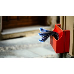 Phát tờ rơi vào nhà từng gia đình có bị xem là hành vi vi phạm hoạt động quảng cáo?