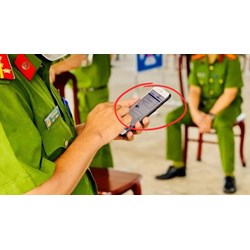 Công an có quyền kiểm tra điện thoại của dân không?