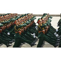 Ai có thẩm quyền thăng, giáng cấp bậc quân hàm đối với hạ sĩ quan, binh sĩ tại ngũ ?