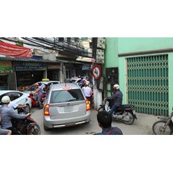 Có phải nhường đường khi đi từ ngõ ra đường chính?