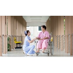 Điều dưỡng viên có trách nhiệm chỉ định dùng thuốc cho người bệnh không?