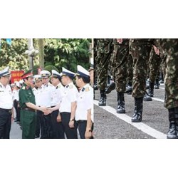 Người trao quyết định thăng quân hàm đối với Chuẩn đô đốc Hải quân là ai ?