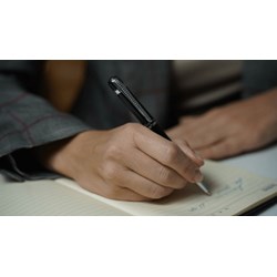 Cha mẹ có được ủy quyền cho con lập di chúc thay không?