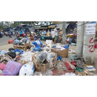 Người dân phản ánh chủ khai thác chợ không thu gom rác thì xử lý như thế nào?