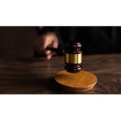 Quyết định hoãn phiên tòa xét sử sơ thẩm vụ án dân sự tranh chấp đất đai phải được ai ký tên?