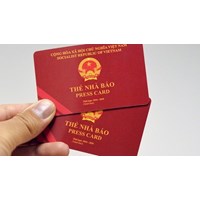 Biên tập viên có phải xin cấp đổi thẻ nhà báo khi chuyển sang cơ quan báo chí không?