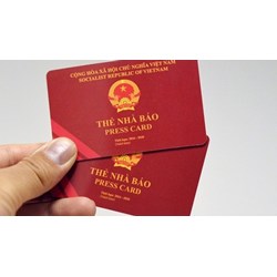 Biên tập viên có phải xin cấp đổi thẻ nhà báo khi chuyển sang cơ quan báo chí không?