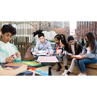 Đoạn văn bác bỏ quan niệm Không nên kết bạn với những người học yếu