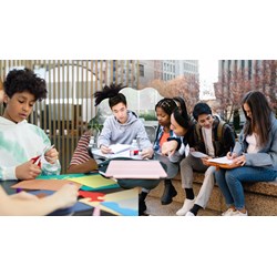 Đoạn văn bác bỏ quan niệm Không nên kết bạn với những người học yếu