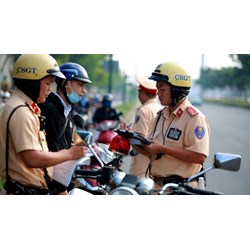 Trước khi ra quyết định xử phạt , CSGT phải có trách nhiệm xác minh những tình tiết nào?