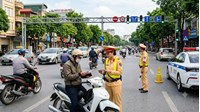 Cảnh sát giao thông có làm việc thứ bảy, chủ nhật không?