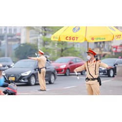Cảnh sát giao thông có làm việc thứ bảy, chủ nhật không?