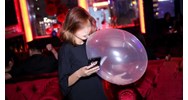Hoa hậu hút bóng cười thì có bị thu hồi danh hiệu hoa hậu không?