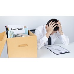 Giáo viên có con nhỏ dưới 12 tháng tuổi thì có bị sa thải hoặc chấm dứt hợp đồng lao động không?