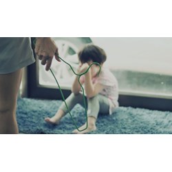 Mẹ đơn thân có được nhận trẻ em bị bạo lực gia đình về chăm sóc tạm thời không?