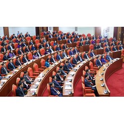 Bộ Chính trị cấm bố trí người nhà cùng làm lãnh đạo ở 13 ngành