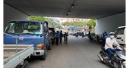 Có bị xử phạt khi dừng xe dưới gầm cầu vượt để tránh nắng hay không?