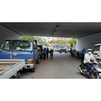 Có bị xử phạt khi dừng xe dưới gầm cầu vượt để tránh nắng hay không?