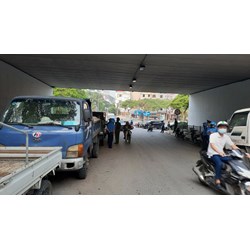 Có bị xử phạt khi dừng xe dưới gầm cầu vượt để tránh nắng hay không?