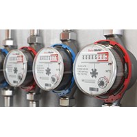 Việc lắp đặt thiết bị đo đếm nước do ai thực hiện?
