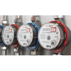 Việc lắp đặt thiết bị đo đếm nước do ai thực hiện?