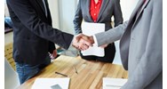 Hòa giải viên thương mại không được đồng thời đảm nhiệm vai trò nào?
