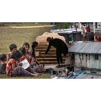 Thuyết phục từ bỏ quan niệm coi thường người có hoàn cảnh khó khăn