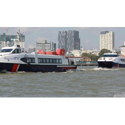 Điện áp định mức đầu ra cung cấp cho mạng điện phương tiện thủy nội địa?